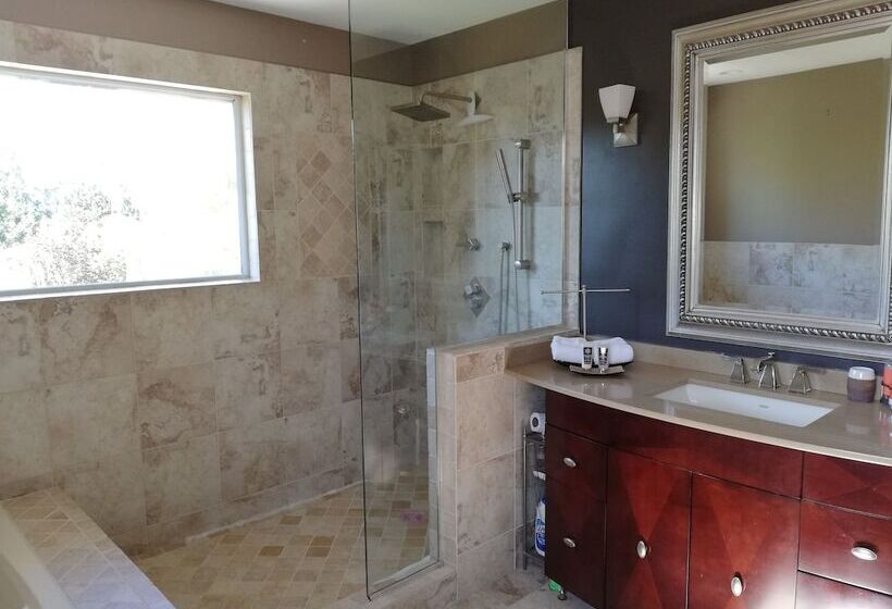 پانسیون White Rock Pacific