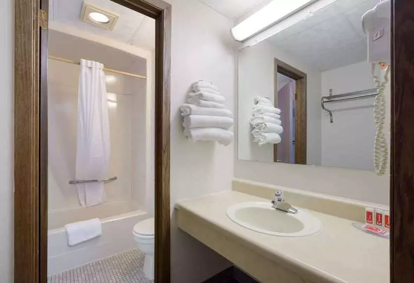 Hotelli Econo Lodge Inn & Suites