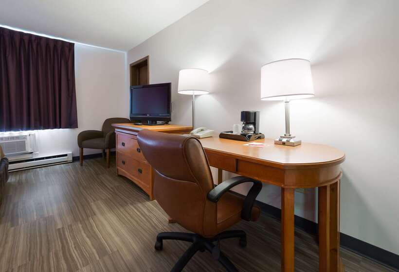 هتل Econo Lodge Inn & Suites