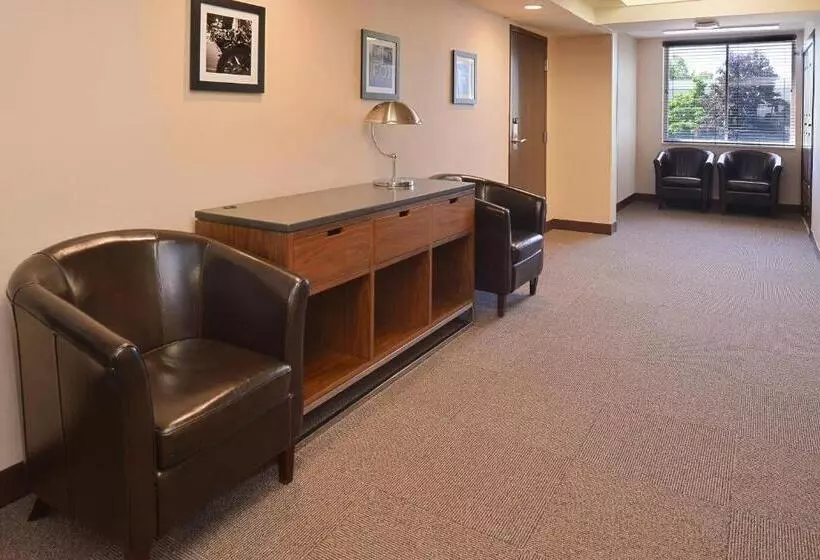 Radisson Hotel Detroit Metro Airport