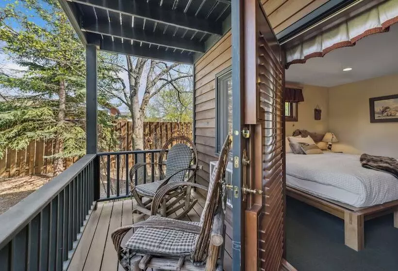 Отель Good Medicine Lodge