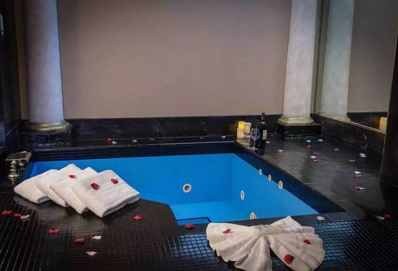 Postmarc Hotel And Spa Suites