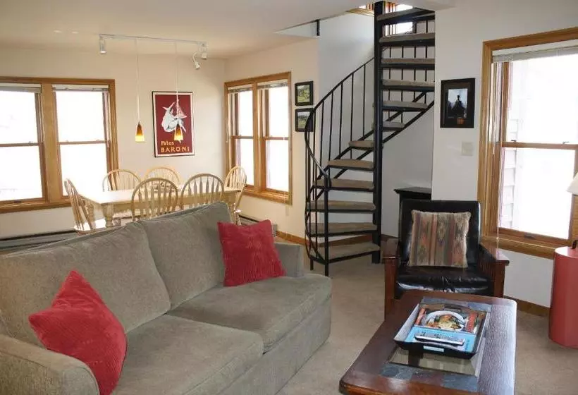 호텔 The Ferringway Resort Condominiums