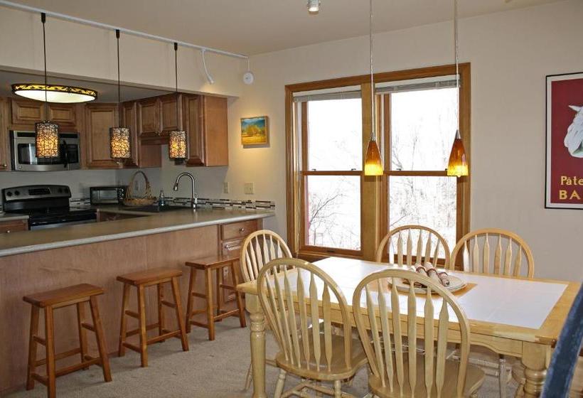 هتل The Ferringway Resort Condominiums