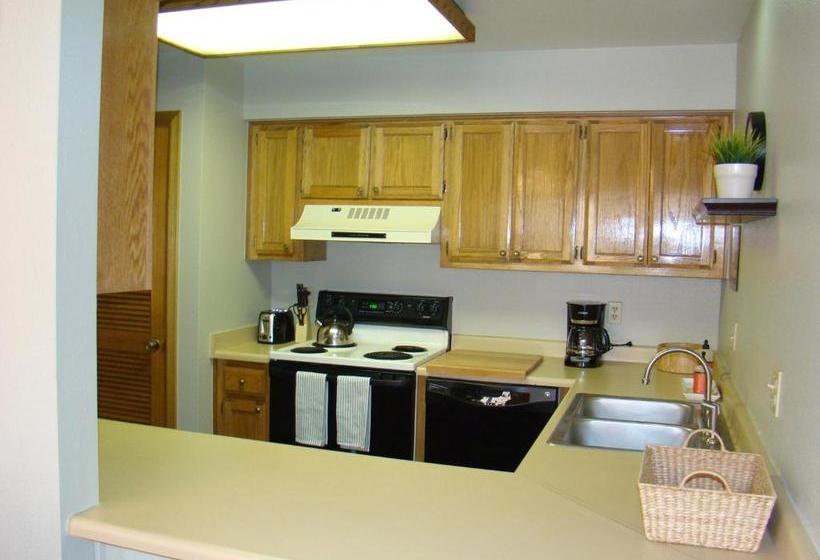 هتل The Ferringway Resort Condominiums