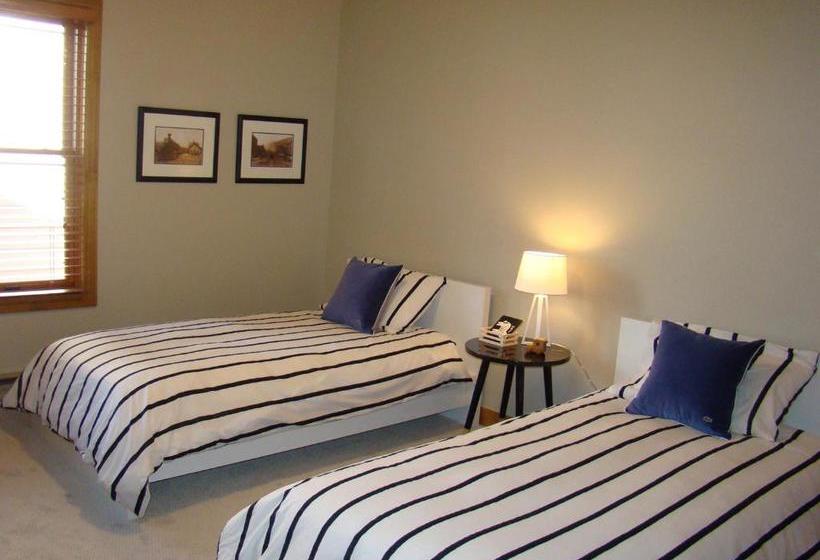 هتل The Ferringway Resort Condominiums