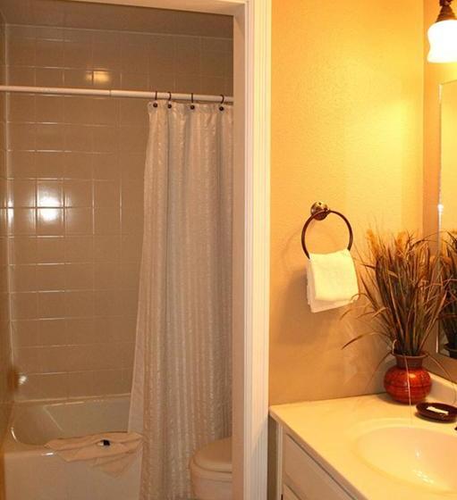 هتل The Ferringway Resort Condominiums