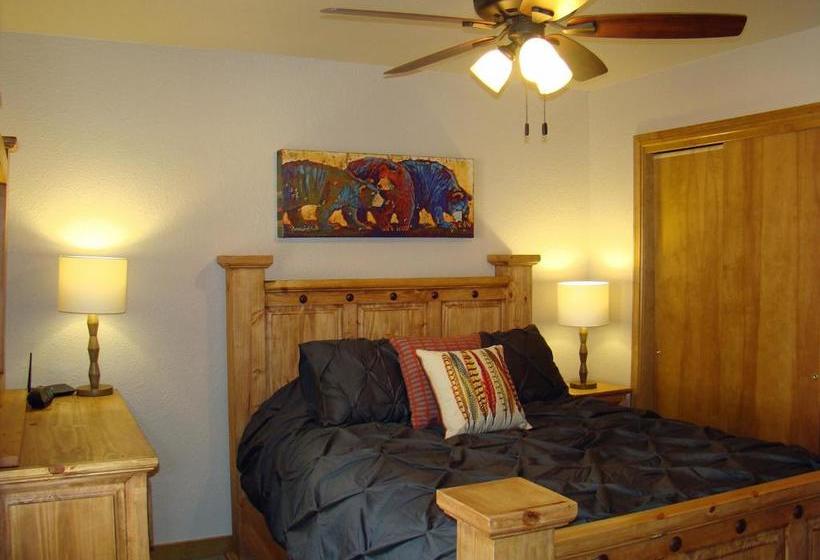 هتل The Ferringway Resort Condominiums