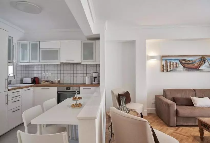 Marvelous N Bright Apt Next To Megaro Mousikis