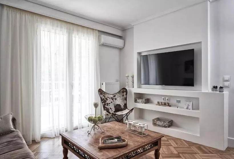 Marvelous N Bright Apt Next To Megaro Mousikis