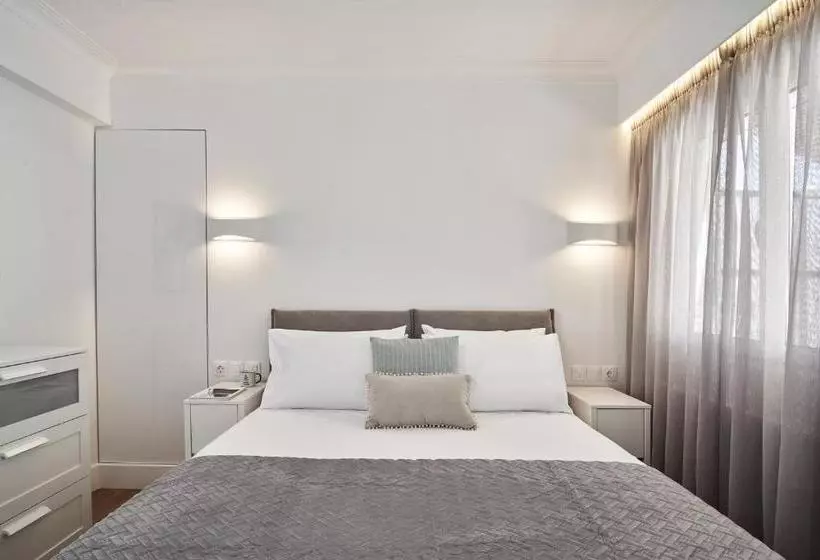Marvelous N Bright Apt Next To Megaro Mousikis