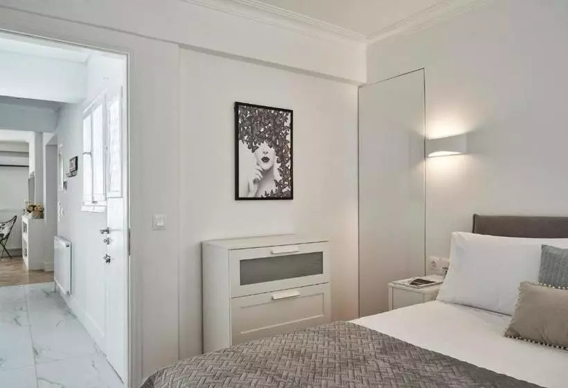 Marvelous N Bright Apt Next To Megaro Mousikis