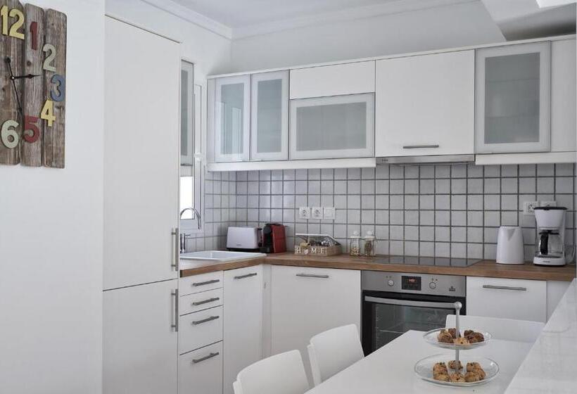 Marvelous N Bright Apt Next To Megaro Mousikis