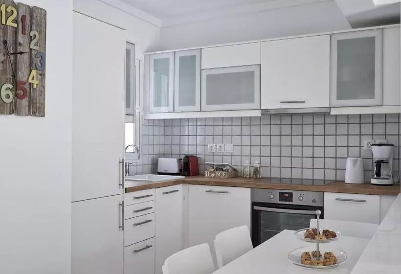 Marvelous N Bright Apt Next To Megaro Mousikis