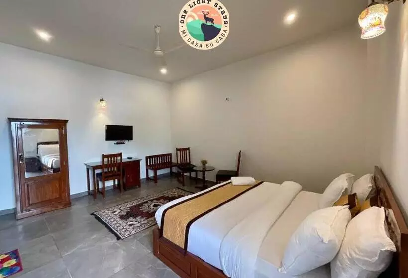 Hotel Golden Bird X One Light Stays