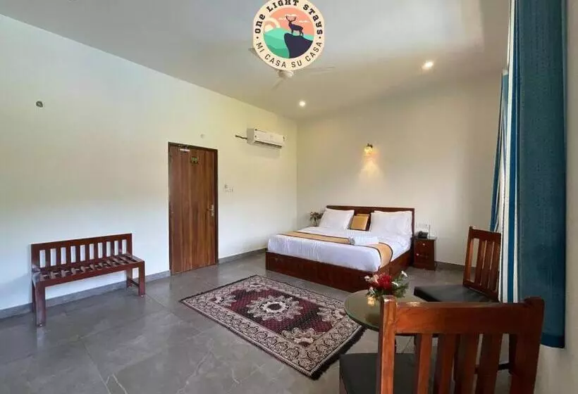 Hotel Golden Bird X One Light Stays