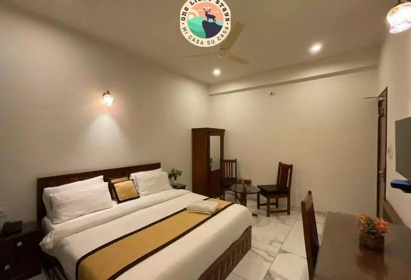 Hotel Golden Bird X One Light Stays