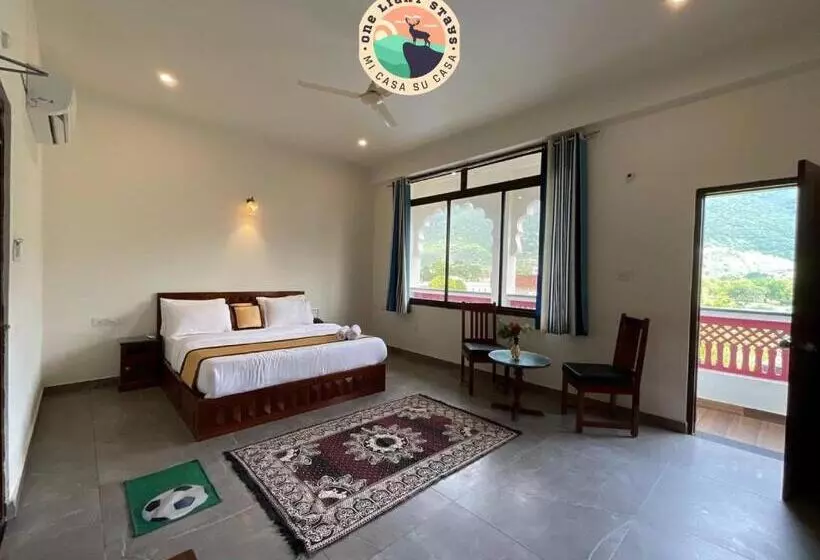 Hotel Golden Bird X One Light Stays