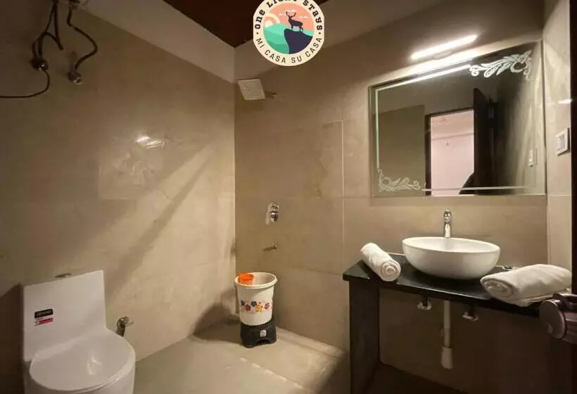 Hotel Golden Bird X One Light Stays