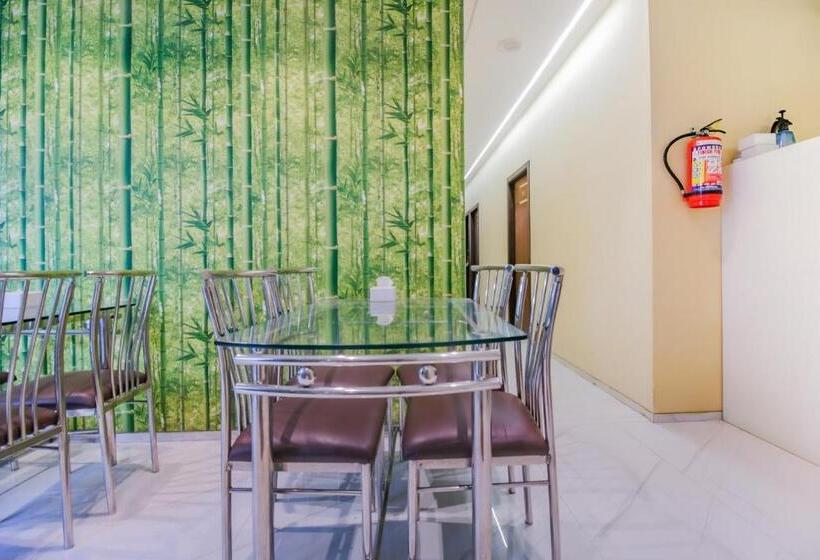 호텔 Treebo Trip Ahlan International