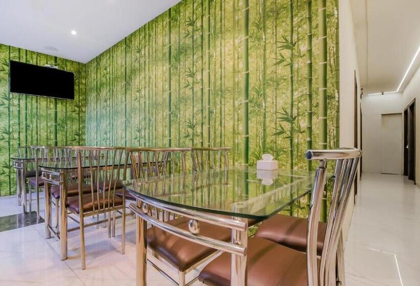 호텔 Treebo Trip Ahlan International