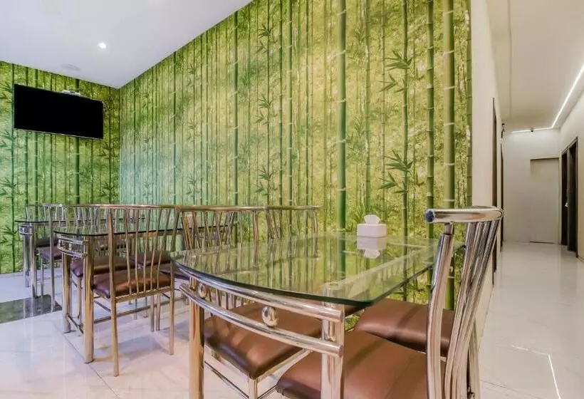 هتل Treebo Trip Ahlan International