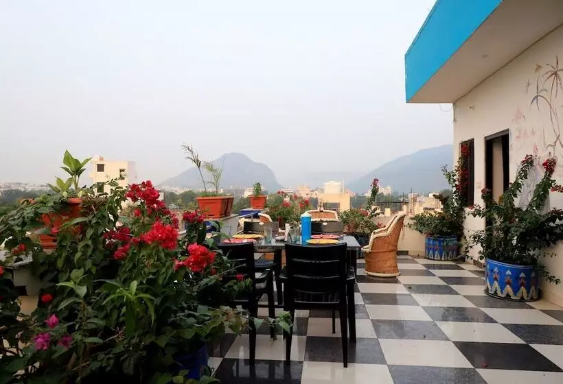 Hotel Golden Bird X One Light Stays