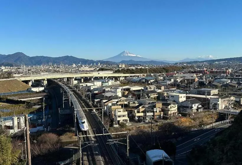 پانسیون 海と山に囲まれた静かな港町の オーシャンビュー 個室ゲストハウスeat&stay Romey