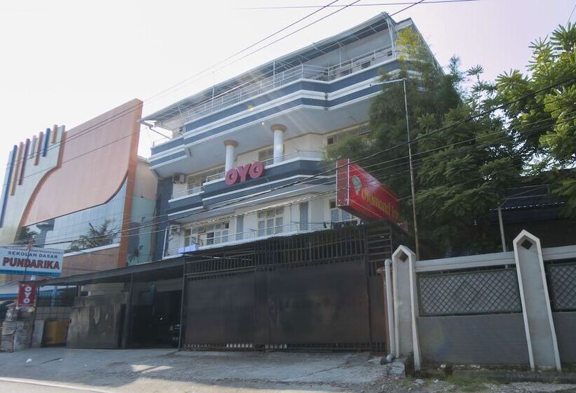 Hotel Oyo 1935  Diamond Inn Makassar