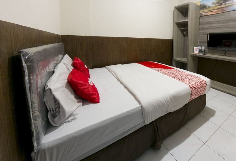 Hotel Oyo 1935  Diamond Inn Makassar