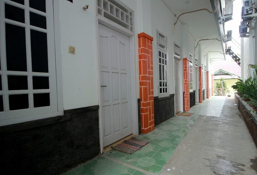 هتل Oyo 1981 Unib Kostel