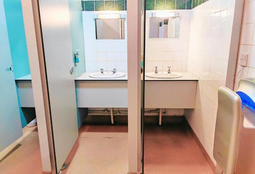 Retkeilymaja Private Room At Torrent Walk Bunkhouse In Snowdonia