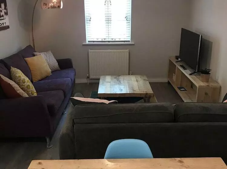 3 Crown Barton, Glastonbury