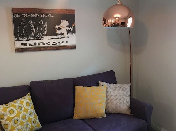 3 Crown Barton, Glastonbury