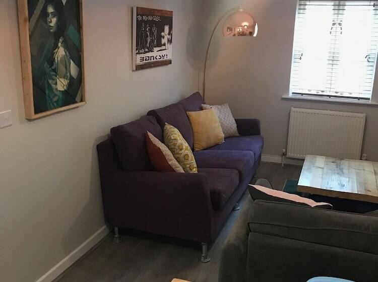 3 Crown Barton, Glastonbury