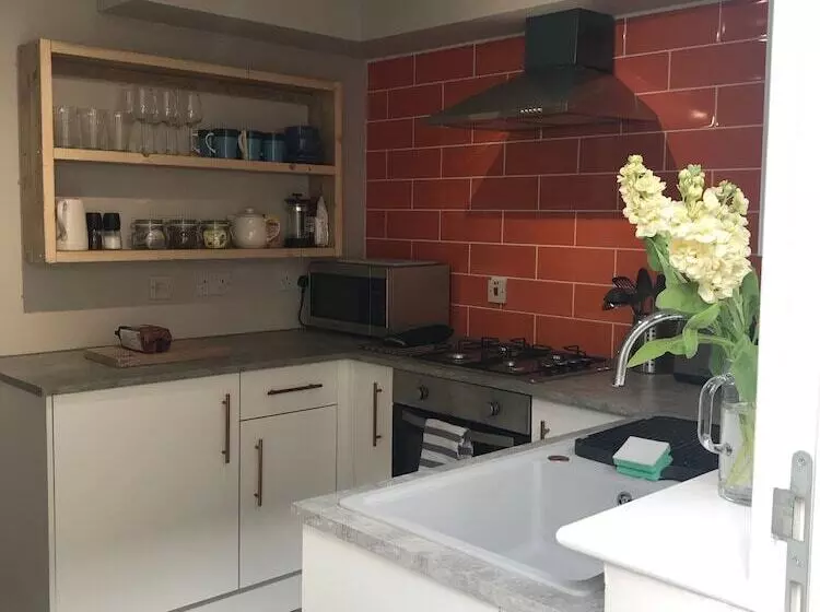 3 Crown Barton, Glastonbury