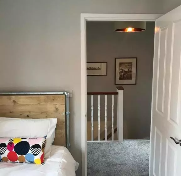 3 Crown Barton, Glastonbury