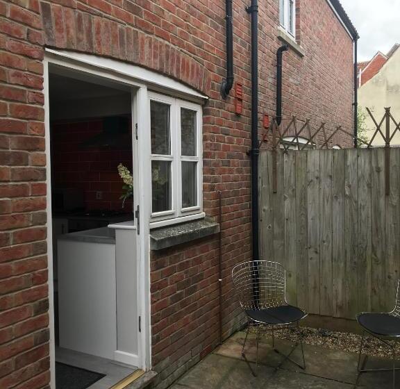 3 Crown Barton, Glastonbury