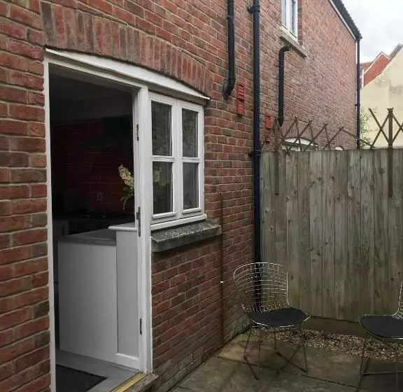 3 Crown Barton, Glastonbury