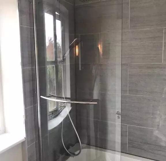 3 Crown Barton, Glastonbury