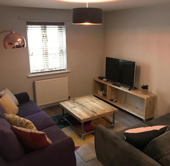 3 Crown Barton, Glastonbury