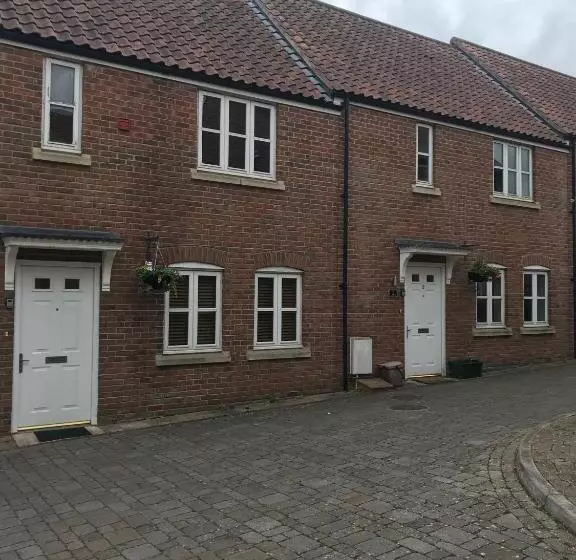 3 Crown Barton, Glastonbury