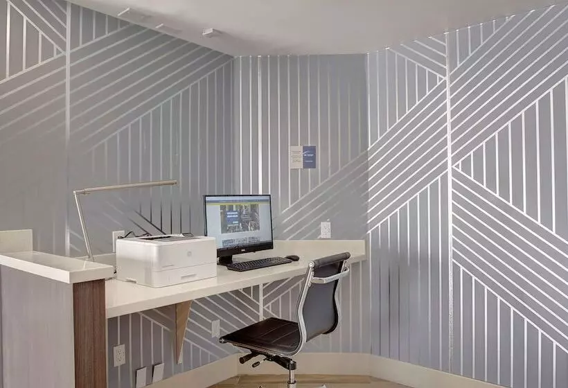 Отель Best Western Hampshire Inn & Suites