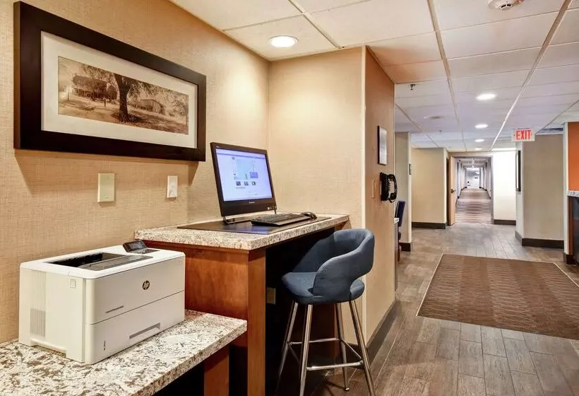 Отель Hampton Inn Auburn