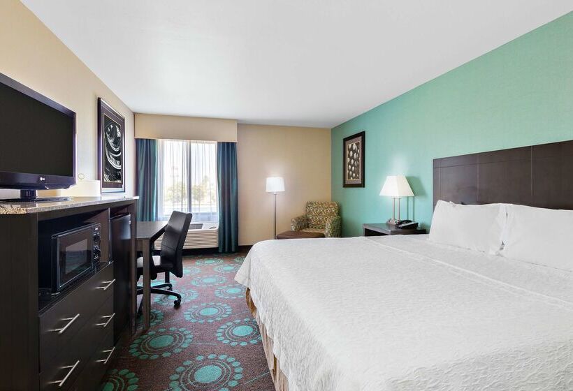 בית מלון כפרי Spark By Hilton Bakersfield Central