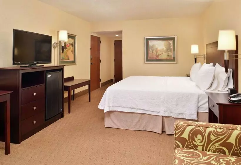 هتل Hampton Inn Staunton