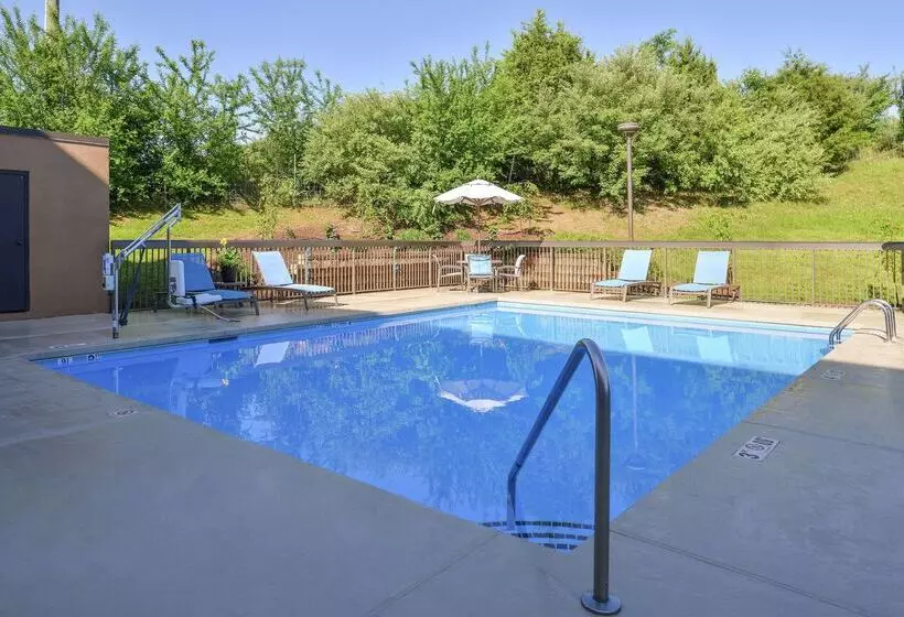 هتل Hampton Inn Staunton