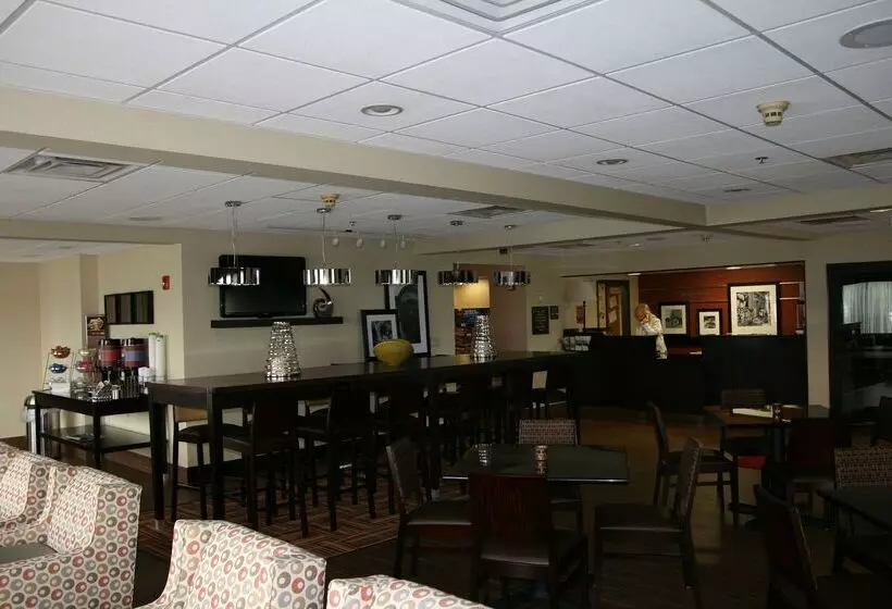 Отель Hampton Inn Uniontown