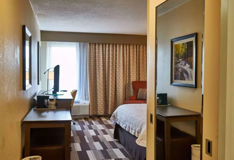 Отель Hampton Inn Uniontown