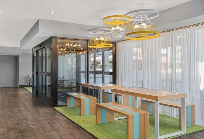 Hotelli Spark By Hilton Bakersfield Central